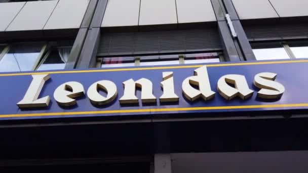 Leonidas Chocolate shop en la ciudad - SAARBRUECKEN, ALEMANIA - 15 DE NOVIEMBRE DE 2020 — Vídeo de stock