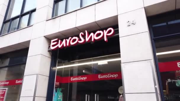 Euroshop-Geschäft in der Stadt - SAARBRÜCKEN, DEUTSCHLAND - 15. NOVEMBER 2020