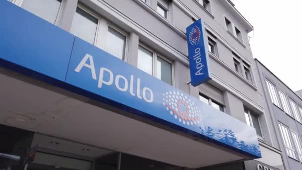 Apollo opticiens in de stad - SAARBRUECKEN, Duitsland - 15 november 2020 — Stockvideo