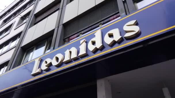 Leonidas Czekolada sklep w mieście - SAARBRUECKEN, NIEMCY - LISTOPAD 15, 2020 — Wideo stockowe
