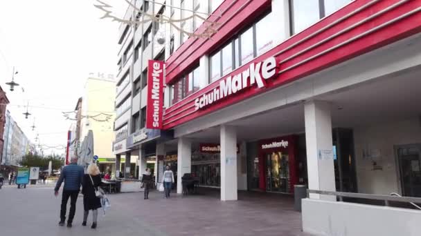 Schuhmarkengeschäft in der Stadt - SAARBRÜCKEN, DEUTSCHLAND - 15. November 2020 — Stockvideo