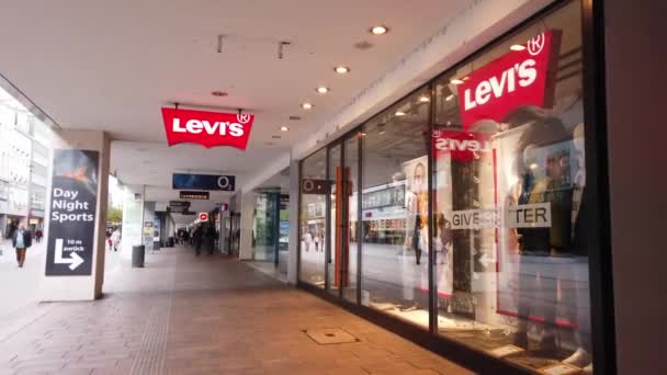 Tienda Levis en la ciudad - SAARBRUECKEN, ALEMANIA - 15 DE NOVIEMBRE DE 2020 — Vídeo de stock