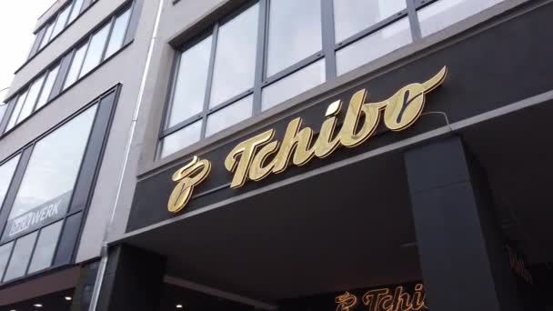 Кофейня Tchibo в городе - SAARBRUECKEN, ГЕРМАНИЯ - 15 ноября 2020 г. — стоковое видео