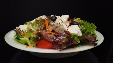Feta satranç ve zeytinli taze Yunan salatası.