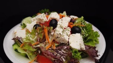 Feta satranç ve zeytinli taze Yunan salatası.