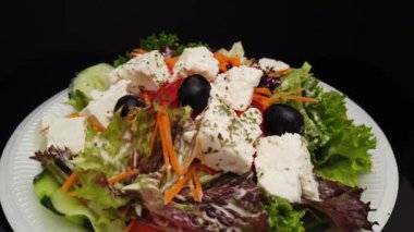 Feta satranç ve zeytinli taze Yunan salatası.