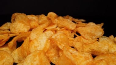 Yakın planda patates cipsi.