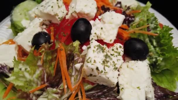 Ensalada Feta fresca estilo griego con aceitunas — Vídeos de Stock