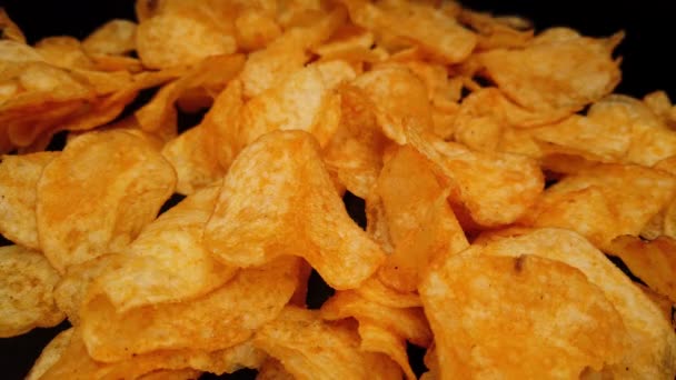 Patatas fritas crujientes en vista de cerca — Vídeo de stock