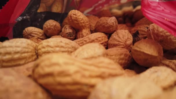Amendoins assados em close-up — Vídeo de Stock