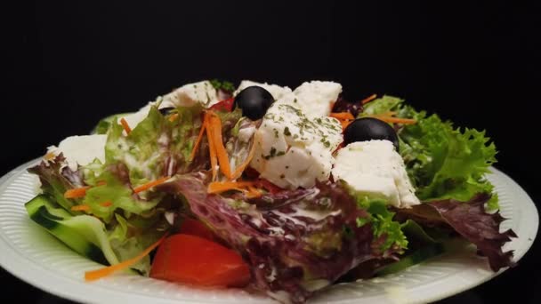 Świeża sałatka feta Grecki styl z oliwkami — Wideo stockowe