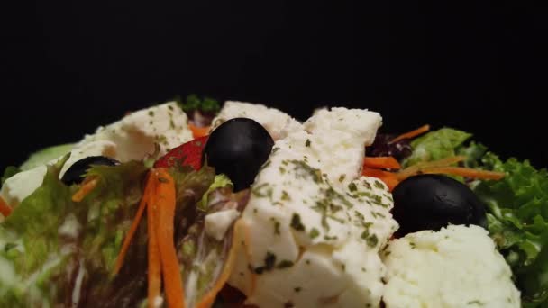 Frischer griechischer Salat mit Feta-Chesse und Oliven — Stockvideo