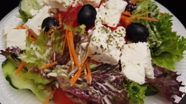 Ensalada griega fresca con queso feta y aceitunas — Vídeo de stock