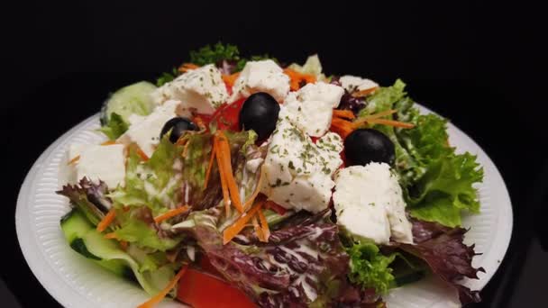 Salad Yunani segar dengan feta chesse dan zaitun — Stok Video