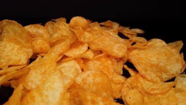 Chips croustillantes en gros plan — Video