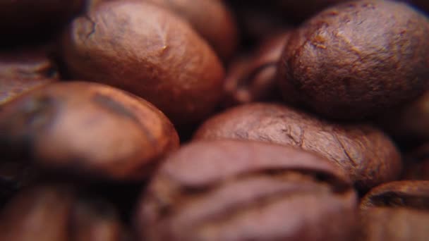 Makró lövés felett pörkölt kávébab - nagy homályos háttér — Stock videók