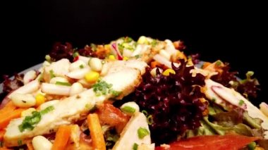 Kızarmış tavuk göğsüyle karışık salata.