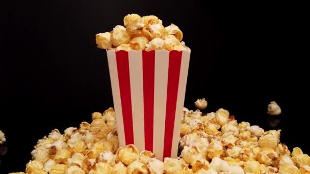 Friss popcorn - közelkép — Stock videók