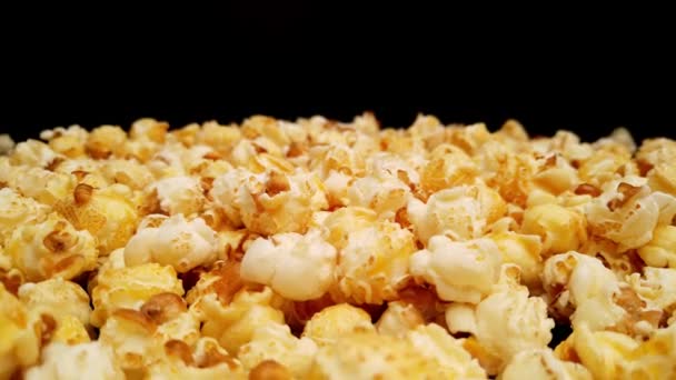 Närbild flygning över nyligen poppade popcorn — Stockvideo