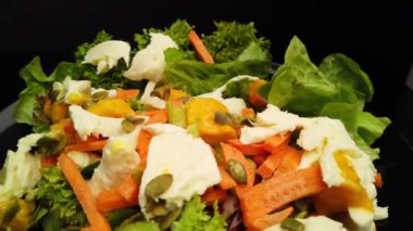 Marul, havuç ve mangolu Mozzarella salatası.
