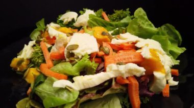 Mozarella, havuç ve mangolu sağlıklı salata.