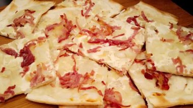 Flambee turtası dilimleri - Fransız spesiyalitesi Tarte flambee