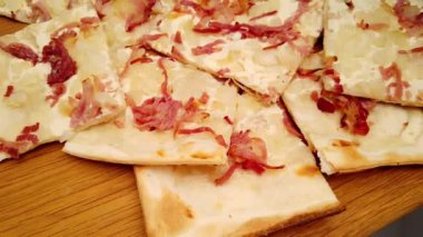 Flambee turtası dilimleri - Fransız spesiyalitesi Tarte flambee