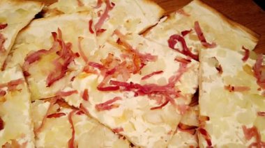 Flambee turtası - Tarte flambee adında bir Fransız spesiyali.
