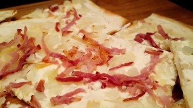 Flambee turtası - Tarte flambee adında bir Fransız spesiyali.