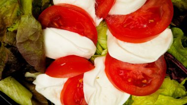 Marul, havuç ve mangolu Mozzarella salatası.