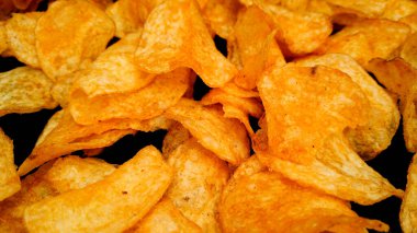 Yakın planda patates cipsi.