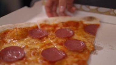 Bir dilim pizza alıyorum. Yakın çekim.