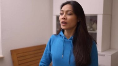Asyalı kadın Corona sırasında dirseğine hapşırır.