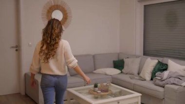 Genç kadın kanepede tembelleşir.