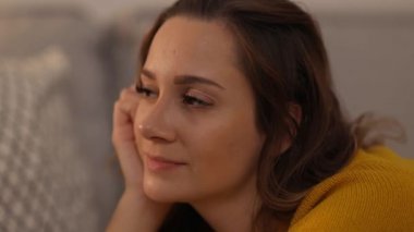 Düşüncelere dalmış genç ve güzel bir kadın