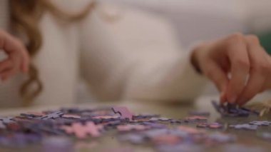 Genç bir kadın bulmacalarla vakit geçirir.