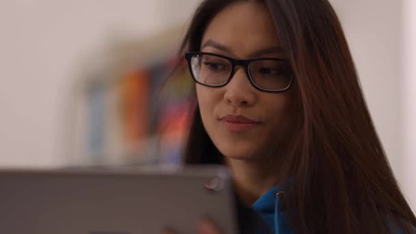 태블릿 컴퓨터를 가지고 있는 젊은 아시아 여자 — 비디오