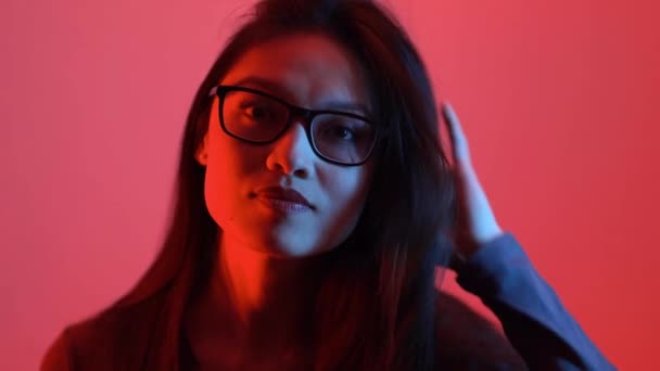 Jovem e muito asiático - retrato filmado em cores RGB — Vídeo de Stock