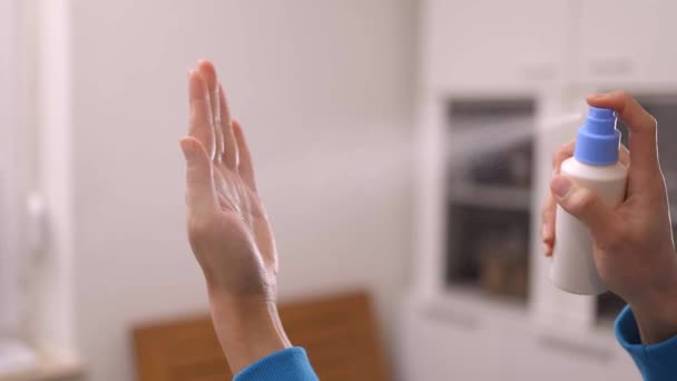 Молодая азиатка дезинфицирует руки во время съёмки фильма "Ковид-19" — стоковое видео