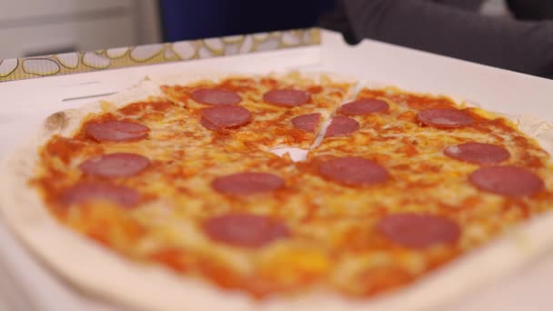 Corona zamanlarında evdeki teslimat servisinden pizza yemek. — Stok video