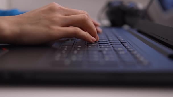 Vrouw tikt op het toetsenbord van haar laptop - close-up — Stockvideo