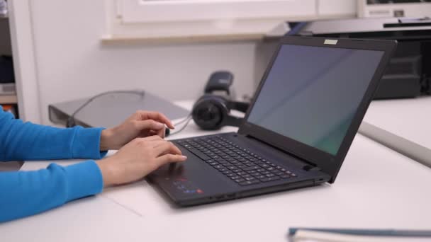 Bekerja dengan laptop - tembakan layar hijau — Stok Video