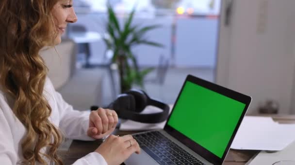 Mladá podnikatelka v domácí kanceláři - -zelený monitor obrazovky — Stock video