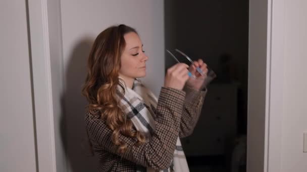 Young woman puts on a visor to protect her from Covid 19 — Stock Video