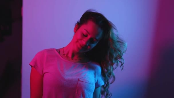 Молода жінка в середині 20-х - RGB кольоровий портативний знімок стильно освітлений — стокове відео
