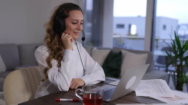 Mladá obchodní žena v domácí kanceláři během pandemie — Stock video