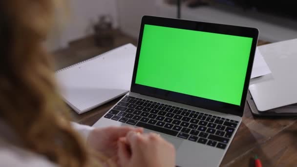 Laptop cu ecran verde display close up shot — Videoclip de stoc