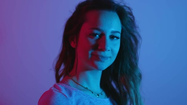 Молодая женщина в возрасте около 25 лет - RGB цветной portait выстрел — стоковое видео