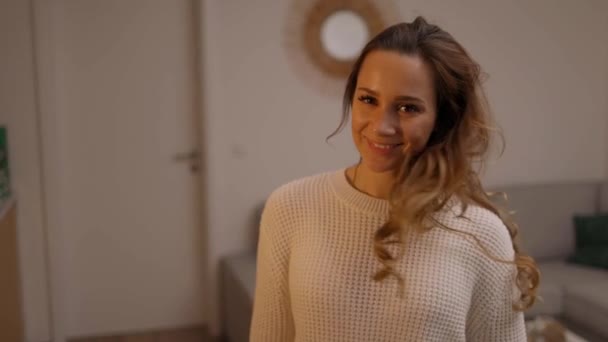 Hübsche junge Frau Mitte 20 lächelt in die Kamera — Stockvideo
