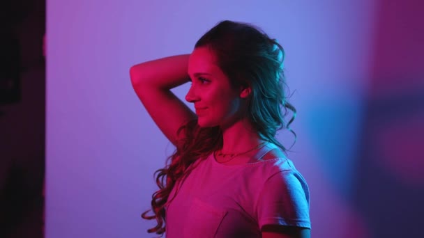 20 'li yaşlarının ortalarında genç bir kadın - RGB renkli portatif fotoğraf — Stok video